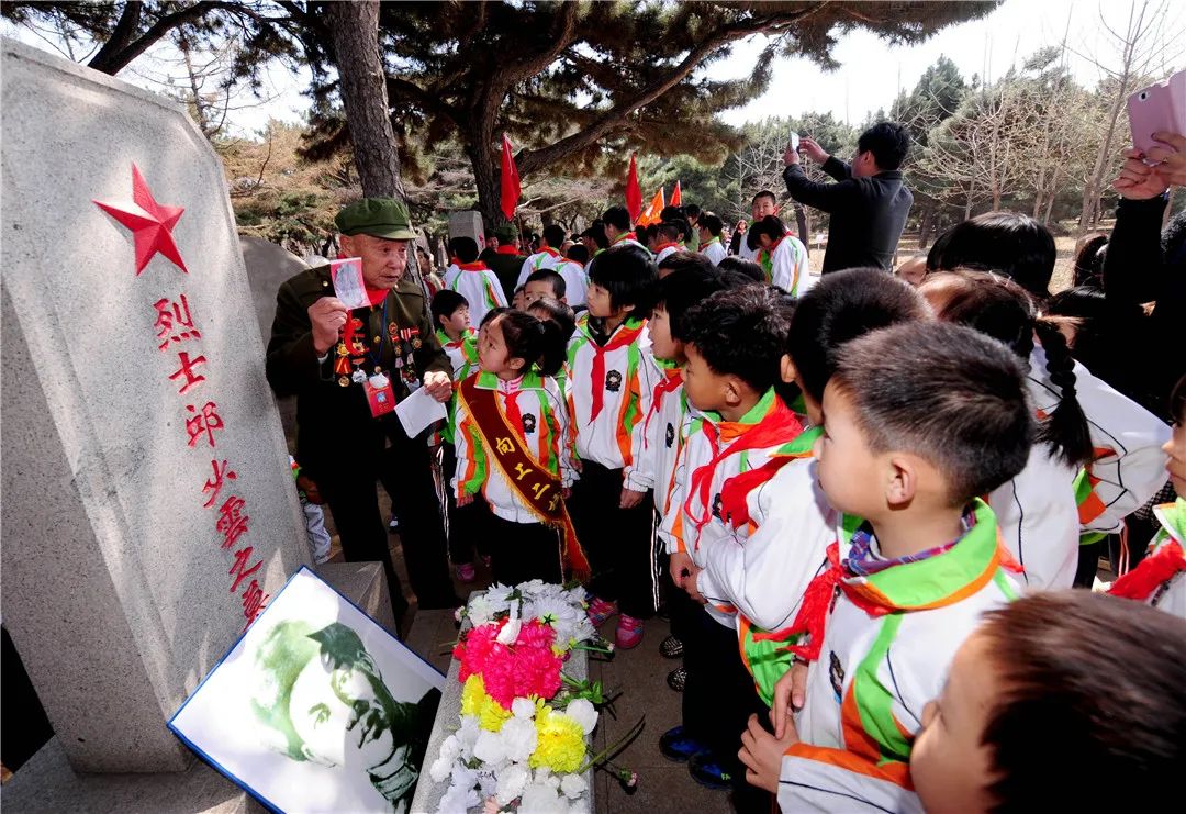 在沈陽抗美援朝烈士陵園，志愿軍老戰(zhàn)士向?qū)W生們講述邱少云的英雄事跡。張文魁 攝.jpg