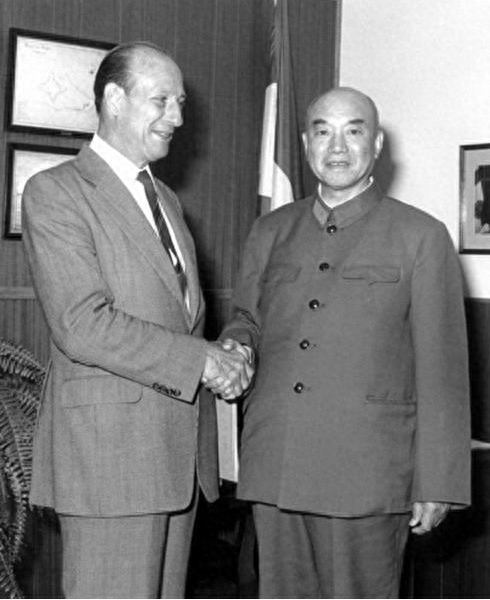 1980年3月蕭克與巴基斯坦金斯頓國防學(xué)院副院長合影.png