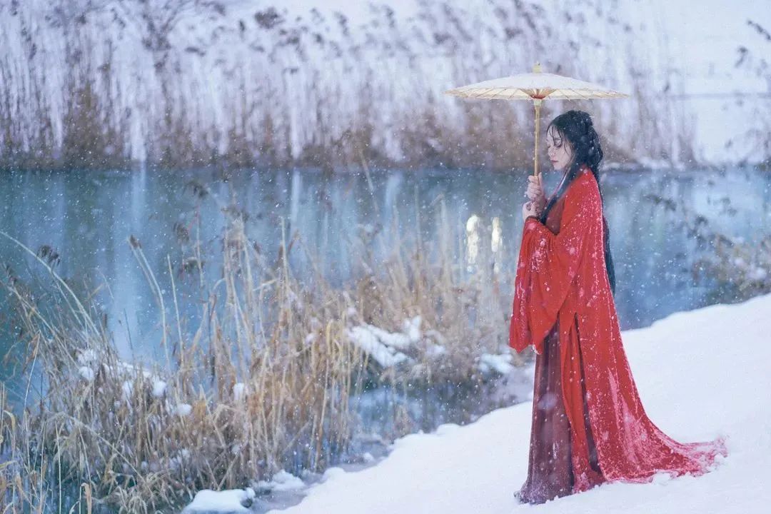 一葉扁舟卷畫簾，老妻學(xué)飲伴清談，紅衣女子古裝站立冰雪.jpg