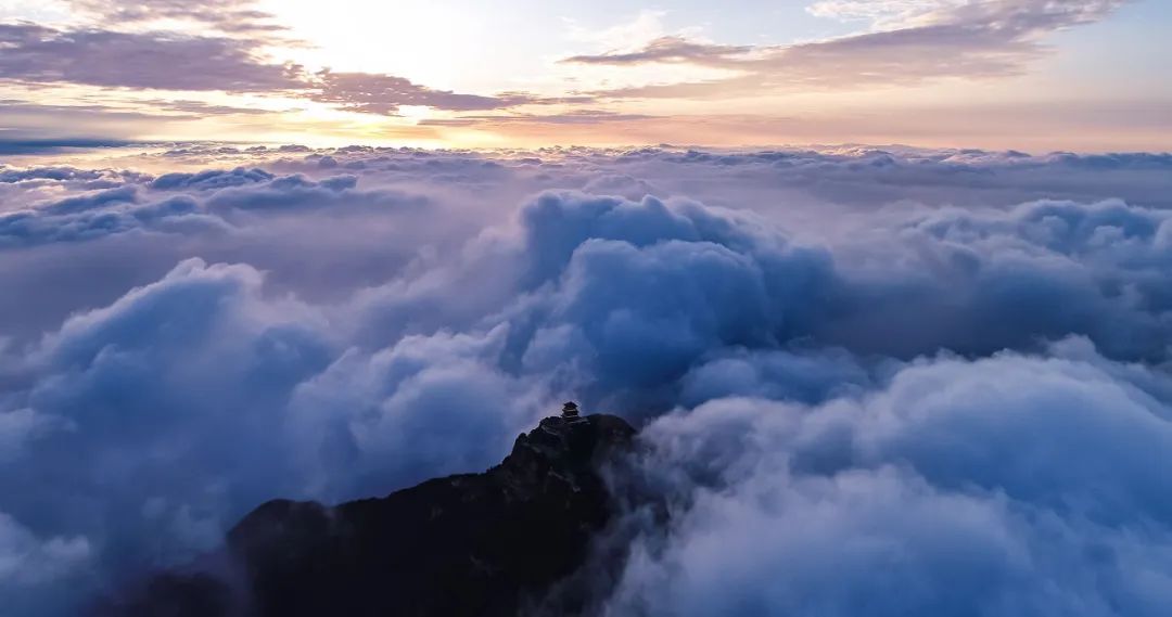 “君子退隱。天下有山，遁。君子以遠(yuǎn)小人，不惡而嚴(yán)?！?jpg