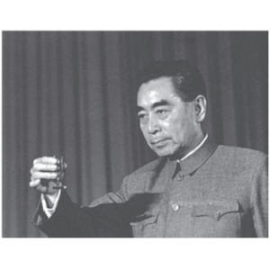 周恩來(lái)與酒：1943年周恩來(lái)三次機(jī)智化解胡宗南灌酒