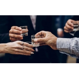 500ml的白酒和500ml的水一樣重嗎？答案也許和你想的不